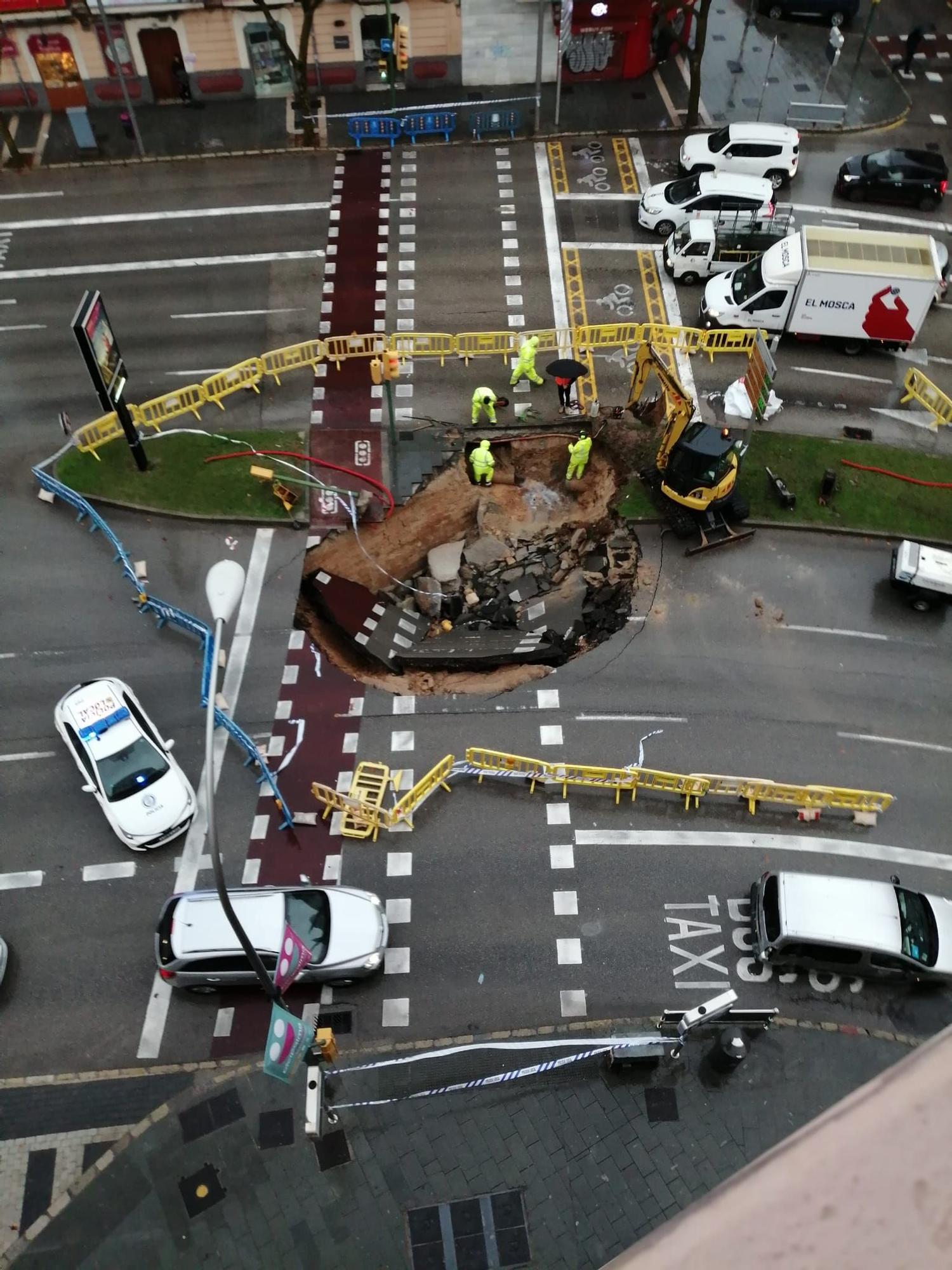 FOTOS | La borrasca Juliette provoca un socavón en las avenidas de Palma