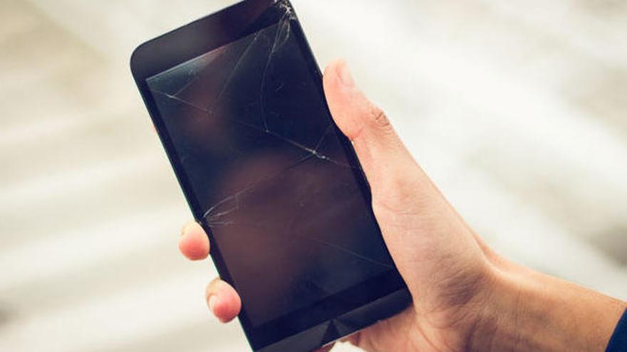 Cinc remeis casolans per arreglar la pantalla ratllada del teu mòbil