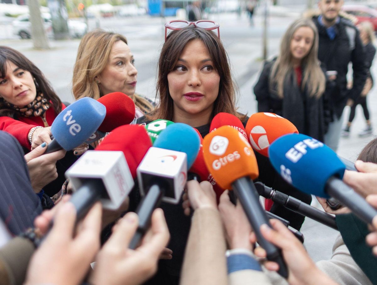 11/04/2025 La actriz Elisa Mouliaá ofrece declaraciones a los medios a su llegada a los Juzgados de Plaza de Castilla para entregar su teléfono móvil a fin de que la Policía Nacional pueda analizar las conversaciones que mantuvieron, a 11 de abril de 2025, en Madrid (España). El exdiputado de Sumar Íñigo Errejón, está previsto que acuda los juzgados media hora después que la actriz Elisa Mouliaá para entregar también su teléfono móvil. Esta diligencia se enmarca en el procedimiento que dirige el magistrado Adolfo Carretero, contra el exportavoz de Sumar por el presunto delito de agresión sexual del que le acusa la actriz. POLITICA Eduardo Parra - Europa Press