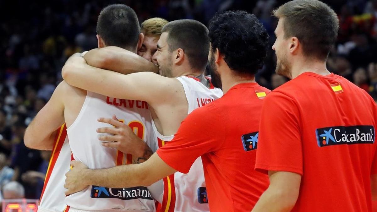 Los jugadores de la selección celebran el triunfo ante Serbia en el partido de Wuhan