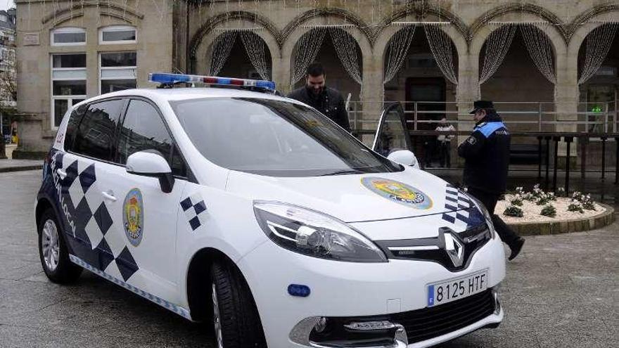 Recepción de un coche de la Policía Local, en 2015. // Bernabé/Javier Lalín