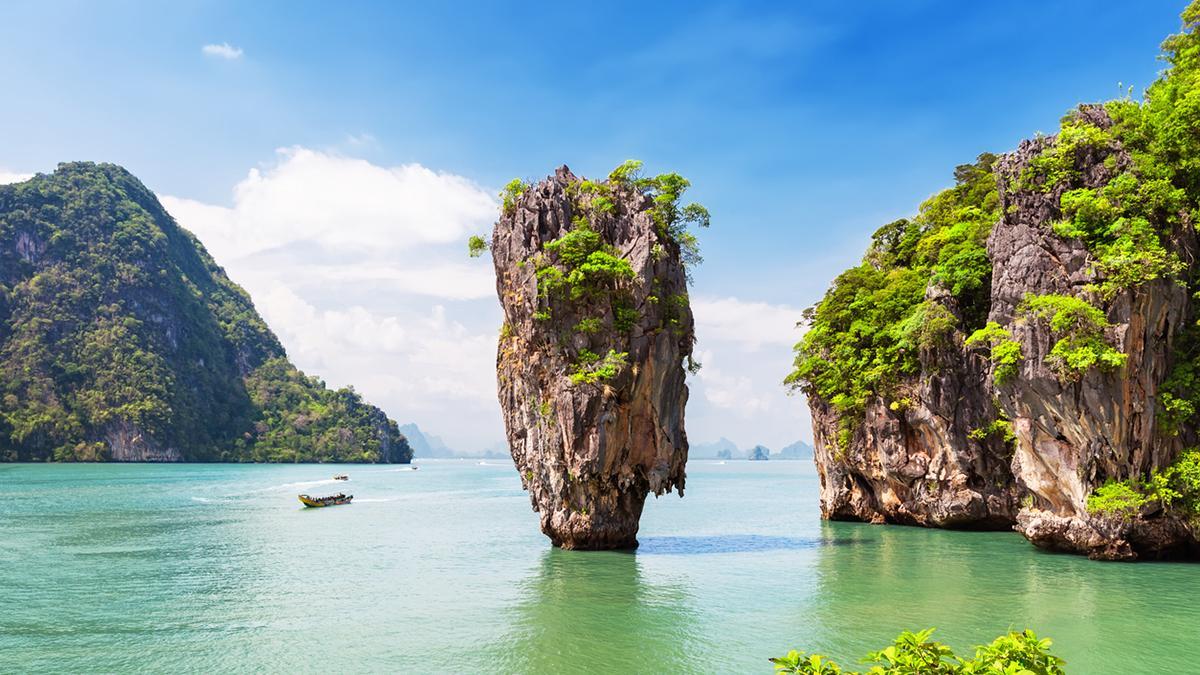 Phang Nga Bay, entre Phuket y Krabi, guarda la famosa isla de James Bond y algunos de los paisajes más icónicos del mar de Andamán.