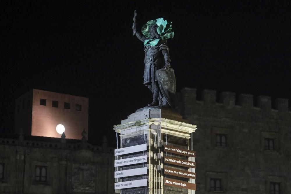 La estatua de Pelayo en Gijón luce su disfraz