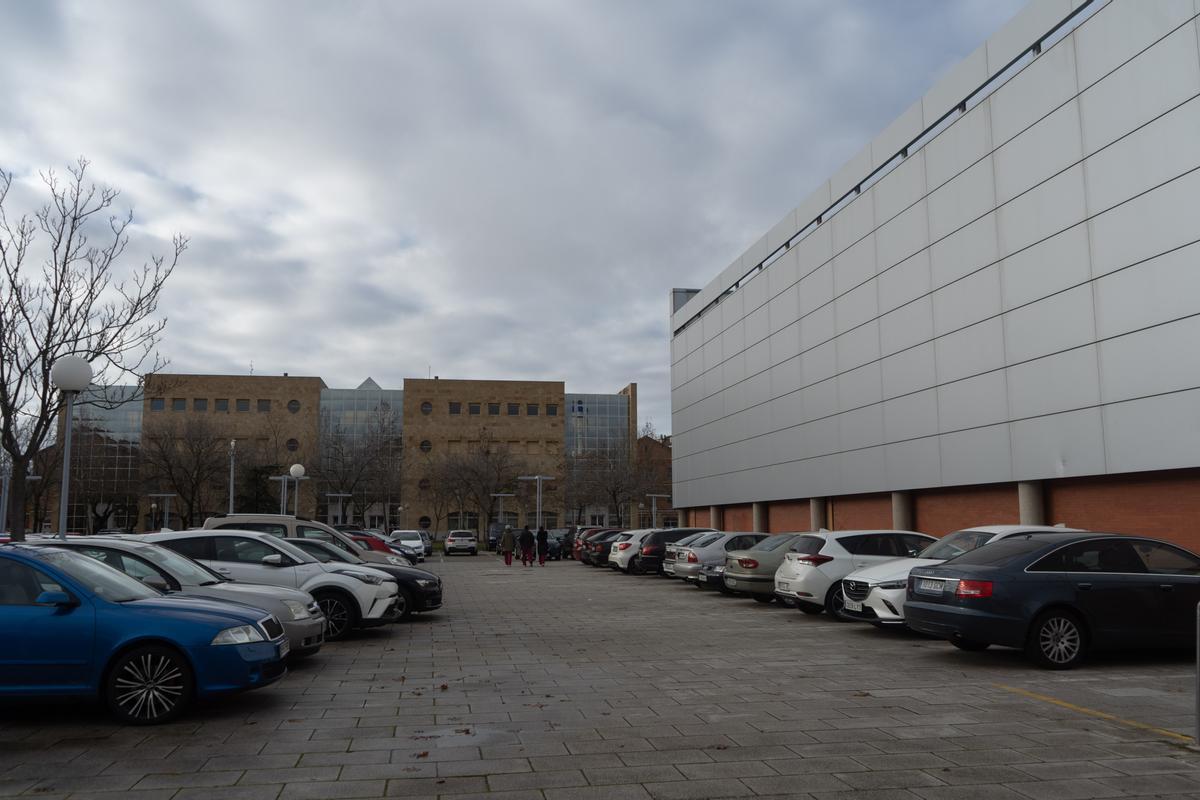 Edificio de piedra y polideportivo del Campus Viriato, donde se instalarán placas solares.