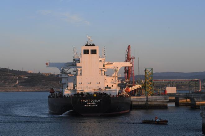 El puerto exterior de A Coruña recibe al petrolero de su primera descarga de crudo