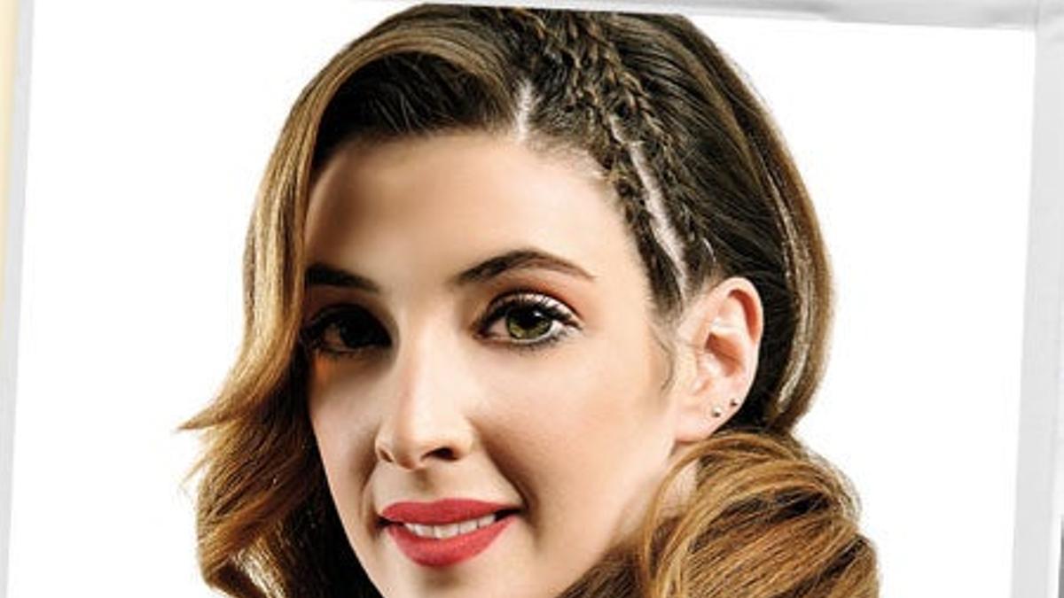 Trenzas a un lado y tirantes