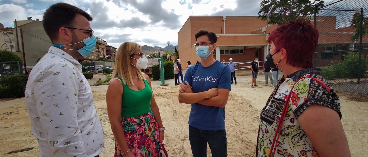 La alcaldesa de Petrer y los concejales Portillo y Sendra con el director del centro educativo.