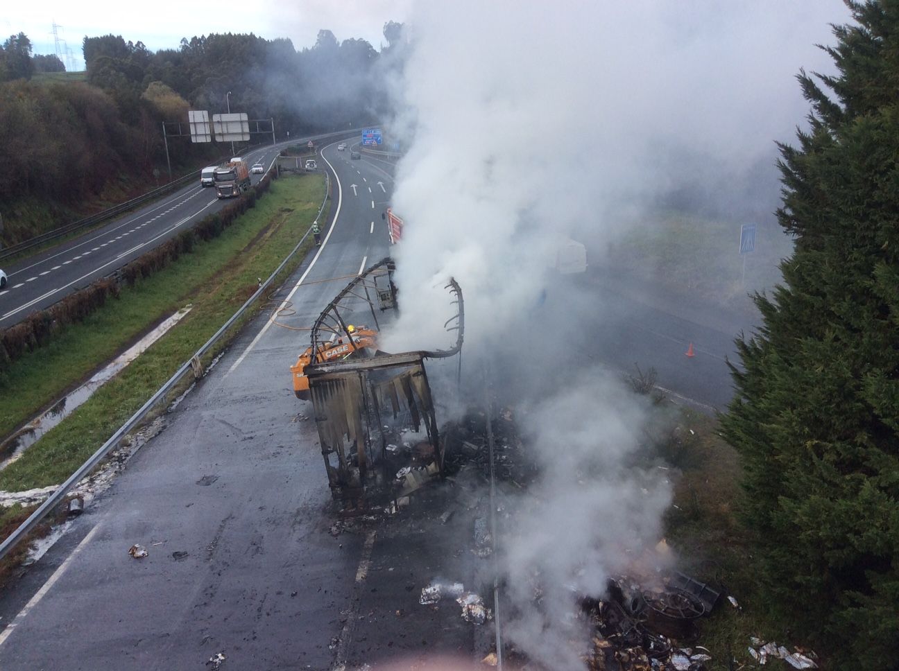 Un camión se incendia en la A-6 a la altura de Requián, en Betanzos