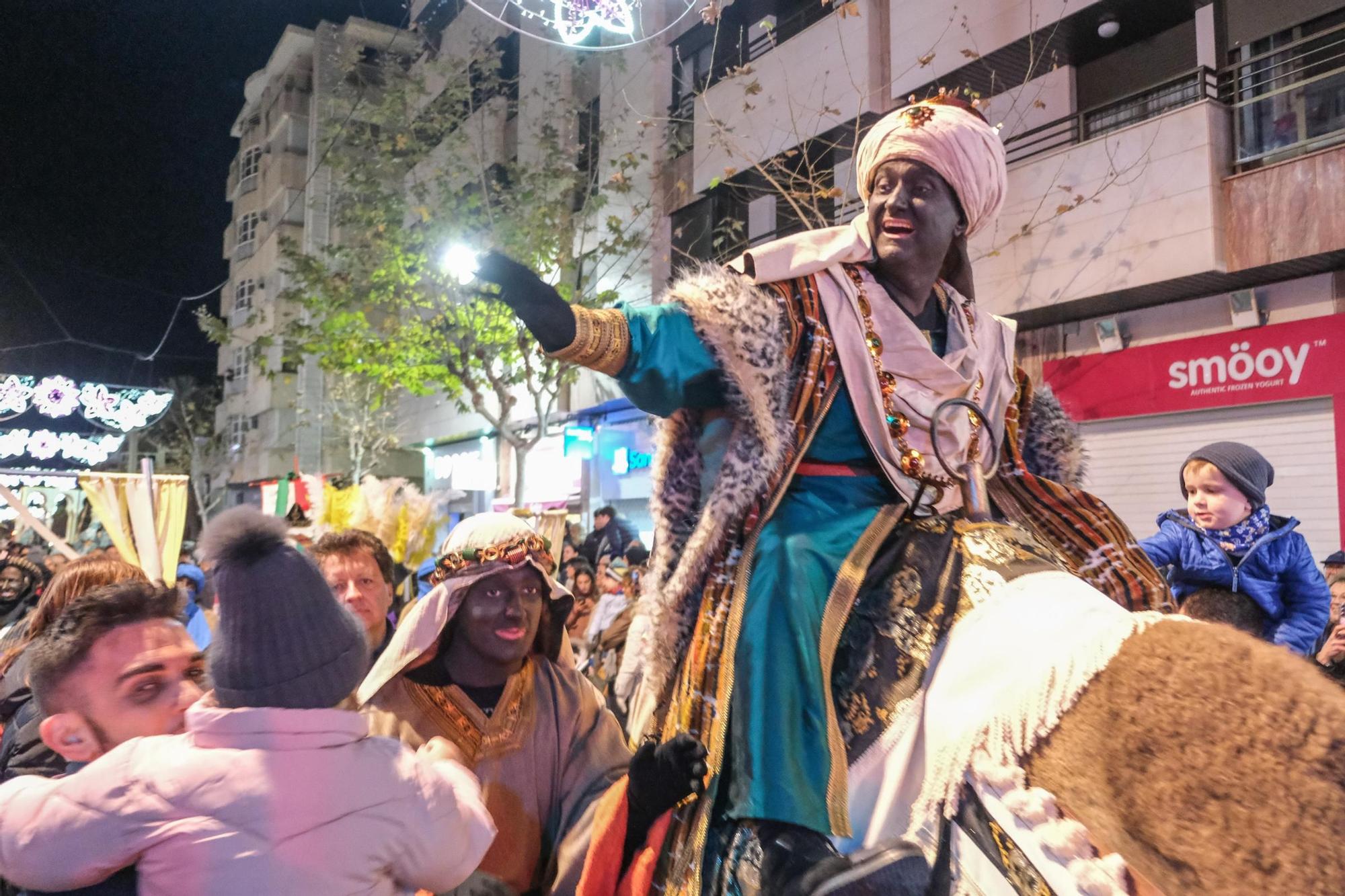 Todas las imágenes de la cabalgata de los Reyes Magos 2024 en Elda