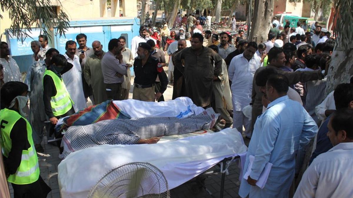 Varios cuerpos de las personas asesinadas por un curandero en Sargodha, Pakistán.