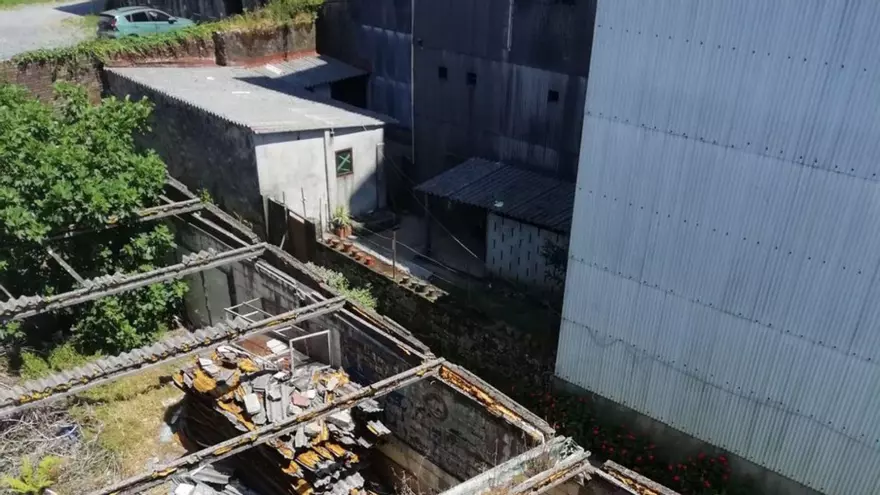 La maleza pisa los talones, en pleno centro de A Estrada
