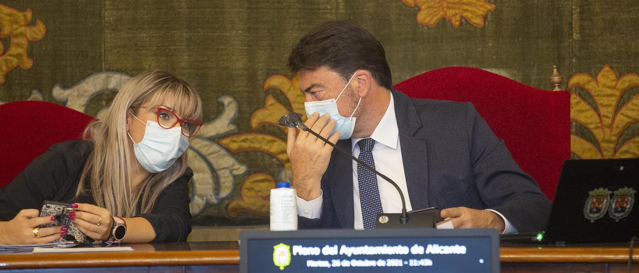 El alcalde conversa con la vicealcaldesa durante el Debate sobre el Estado de la Ciudad, de este martes