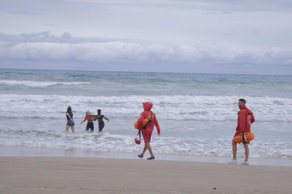 Miles de jóvenes celebran el botellón en la playa de San Juan