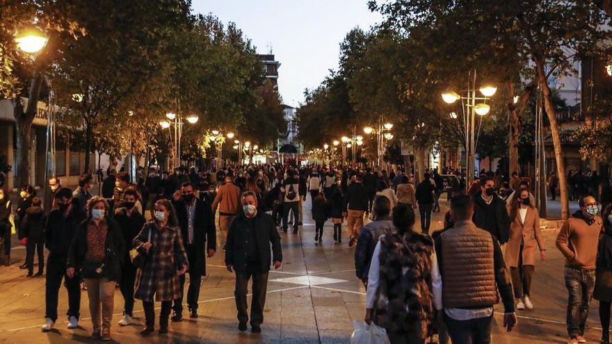 Cordobeses paseando por el bulevar de Gran Capitán.