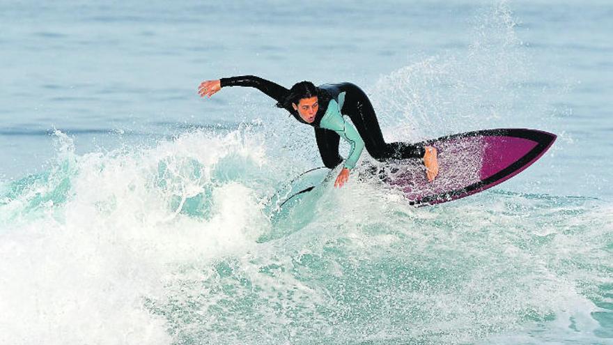 La tinerfeña Daniela Boldini, ganadora del pasado año, surfea en días anteriores.