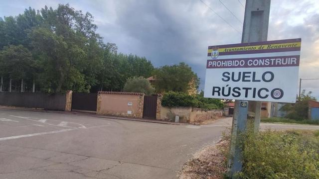 Cartel que anuncia desde hace años la prohibición de construir en el área de la pradera y las huertas.