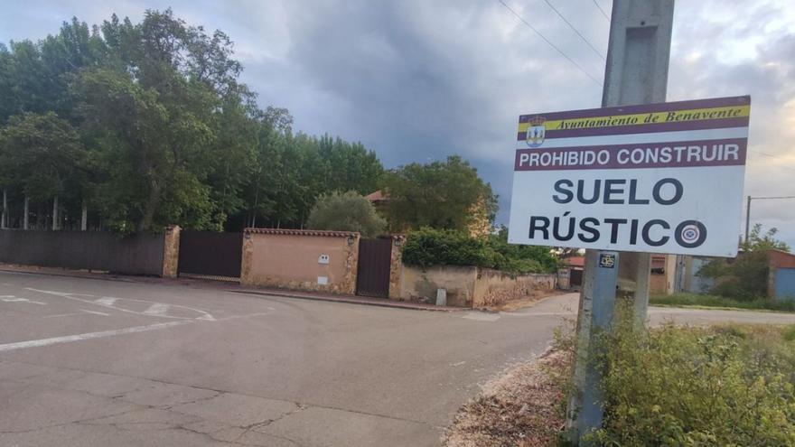 Cartel que anuncia desde hace años la prohibición de construir en el área de la pradera y las huertas.