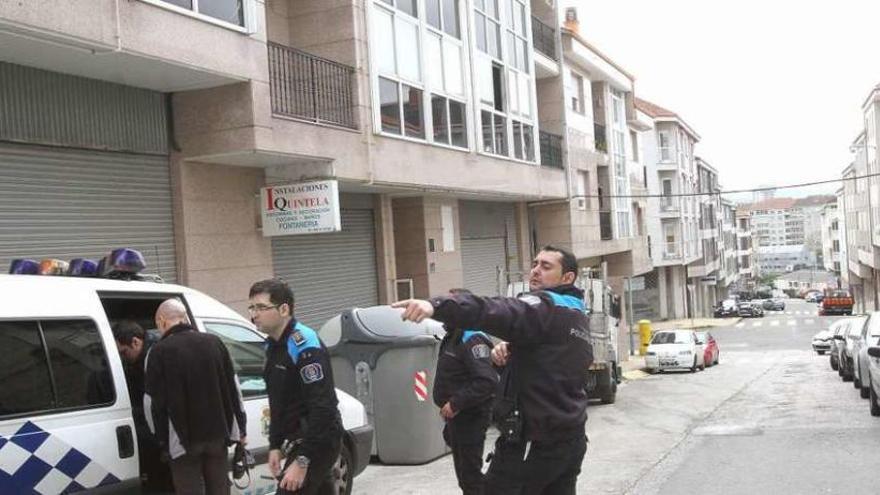 Agentes de Policía Local, en el lugar del incendio, declarado ayer antes de las 9 horas. // Iñaki Osorio