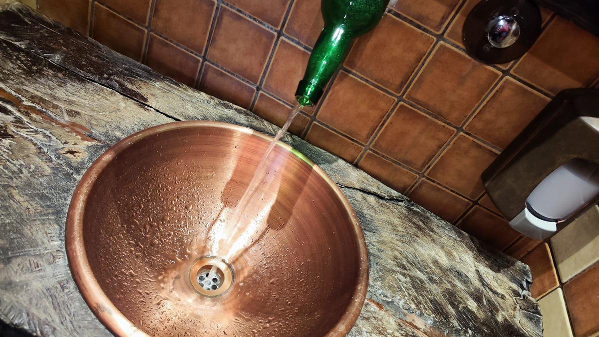 Una botella de sidra para lavarse las manos