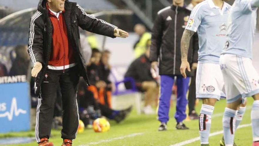 Berizzo da instrucciones a sus jugadores, ayer en Balaídos. // José Lores