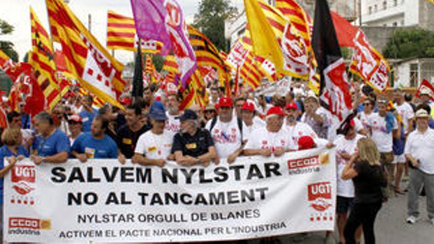 Manifestació a Blanes en contra del tancament de la tèxtil Nylstar el passat juliol