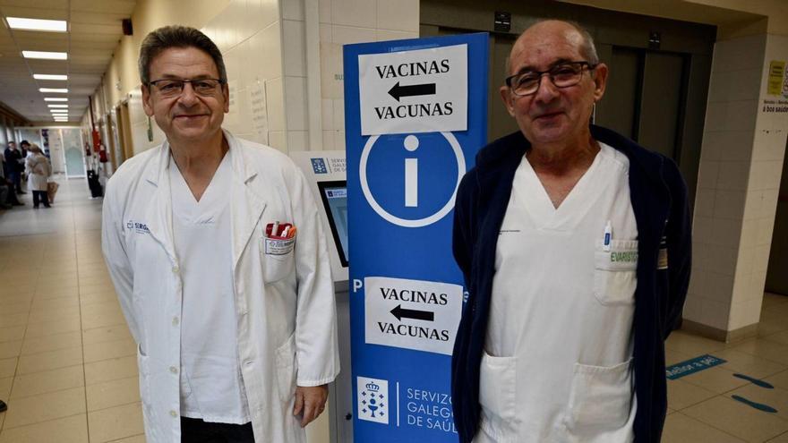 El médico Luis Fransi y el coordinador de enfermería Evaristo Cuerdo, en el centro de salud de Lérez.