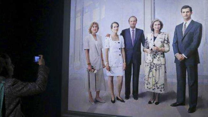 El cuadro La familia de Juan Carlos I, de Antonio López, puede verse desde ayer en el Palacio Real de Madrid.