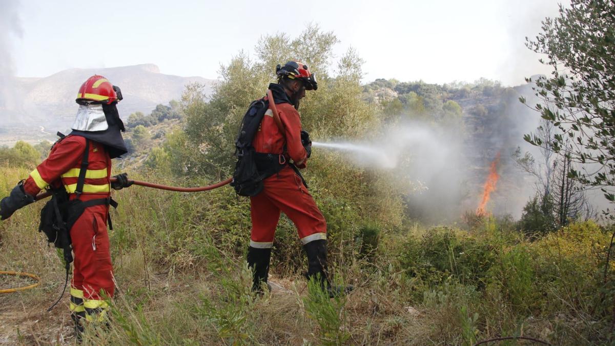 Bomberos trabajando para extinguir el incendio, este lunes por la mañana en el término municipal de la Vall d&#039;Alcalà.