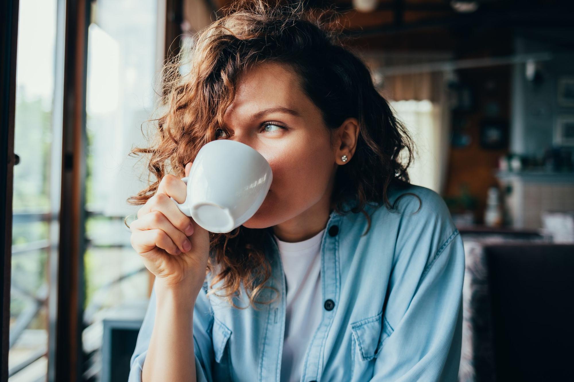 Una mujer toma un café