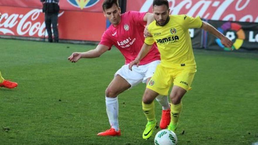 Guille Pastor y Miguel Leal pelean por el esférico.