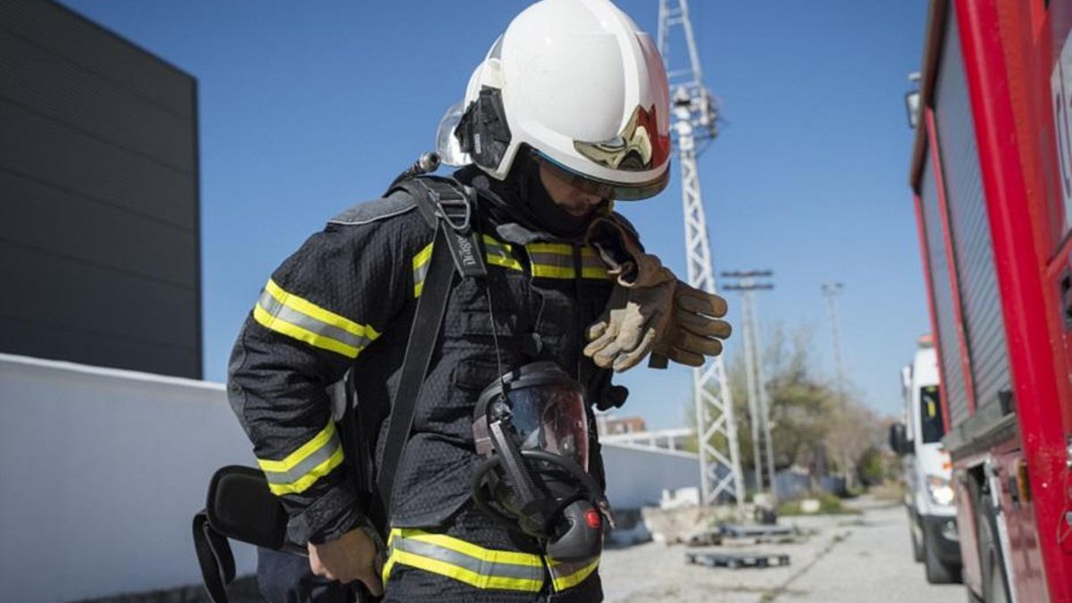 Un bombero se prepara para una intervención.