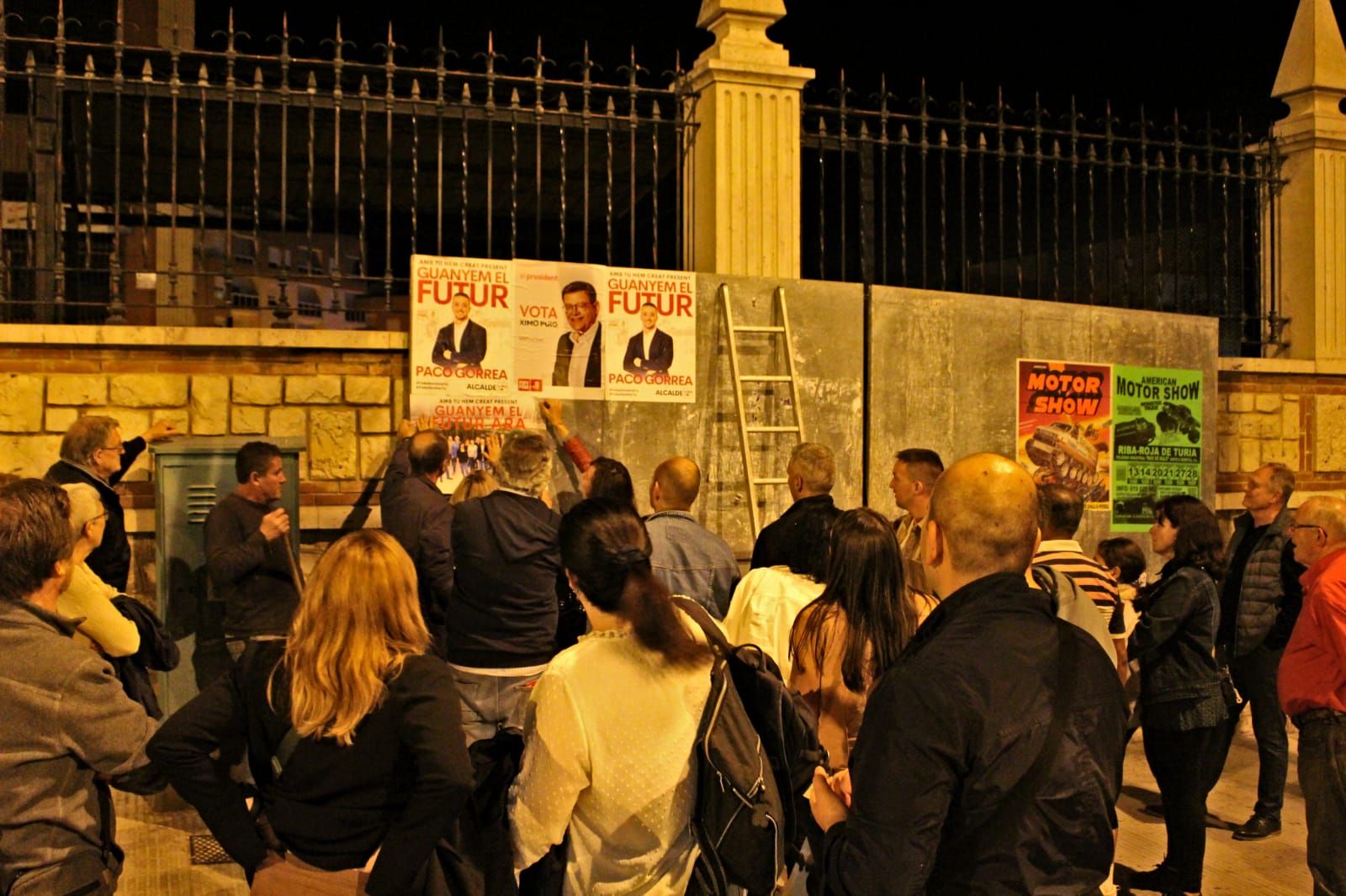 Noche de cuelga de carteles electorales en Camp de Túria