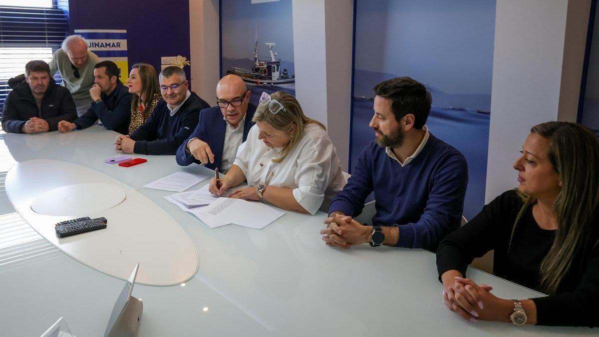Un momento de la firma del acuerdo con las empresas