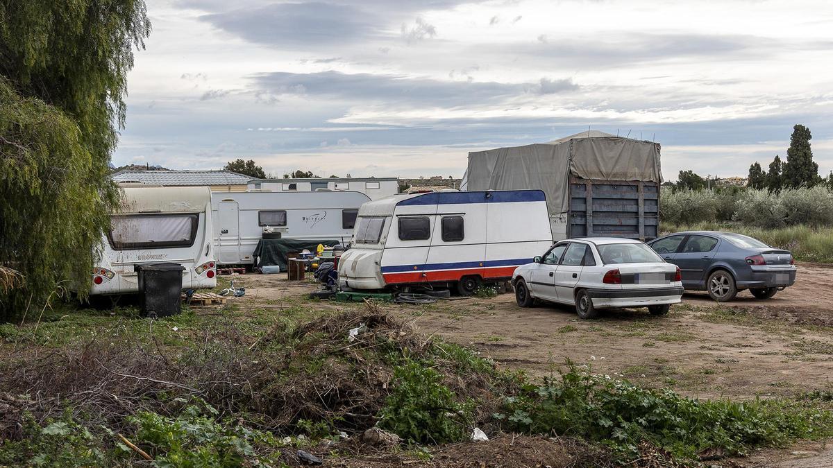 Vecinos de la pedanía de Verdegás, en Alicante, denuncian inseguridad por los residentes en las caravanas aparcadas