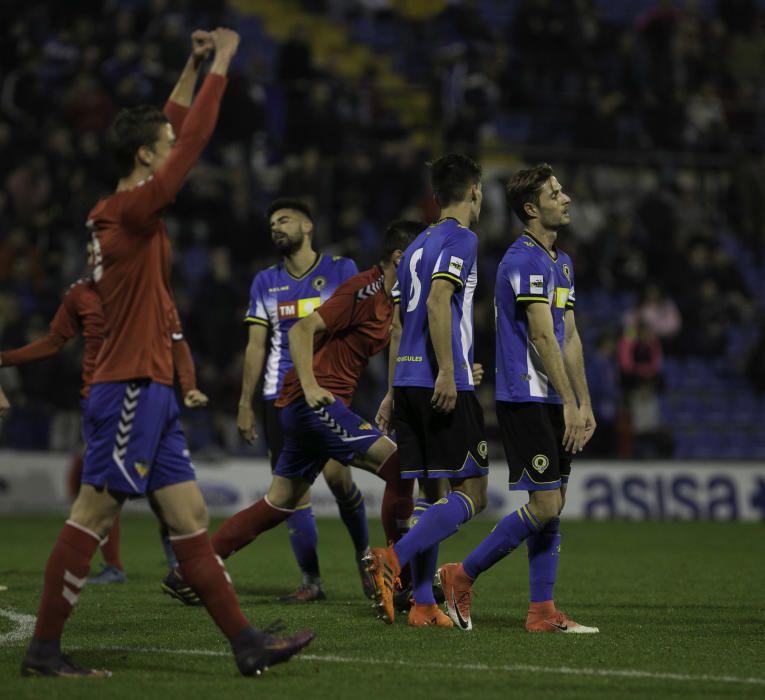 Dos errores del meta gaditano condenan al Hércules en su mejor partido de la temporada.