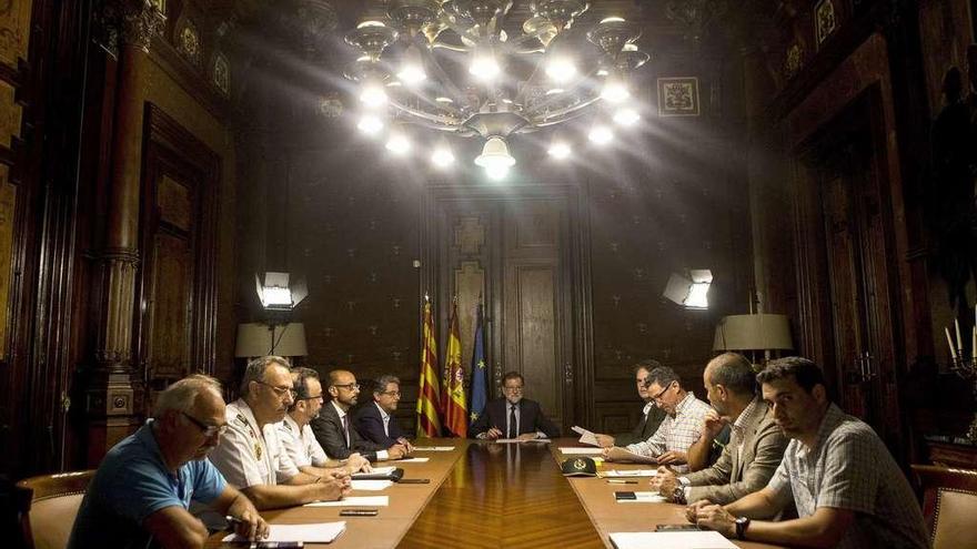 Mariano Rajoy, en el centro, durante la reunión que mantuvo en Barcelona con altos mandos de las fuerzas de seguridad. // Efe