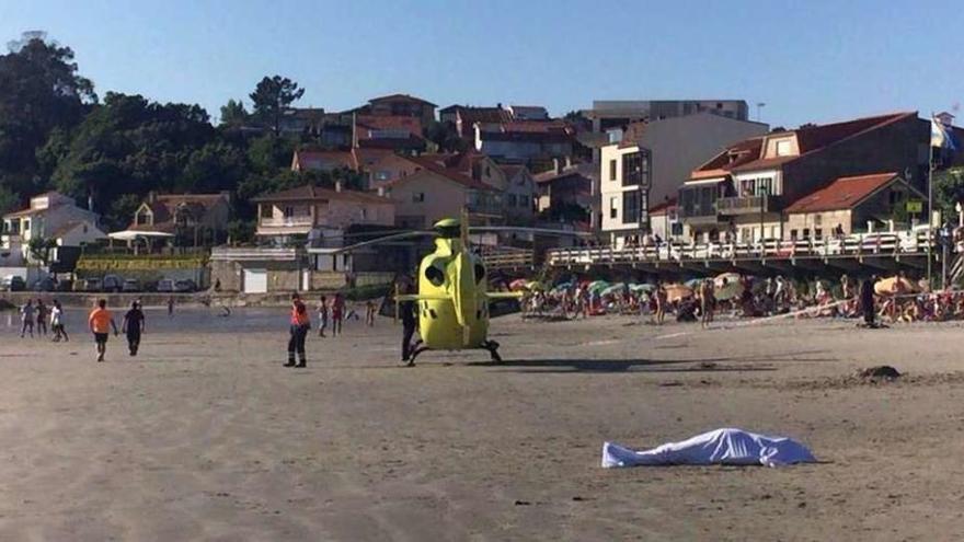 El cadáver del bañista fallecido ayer en la playa de A Madorra de Nigrán.