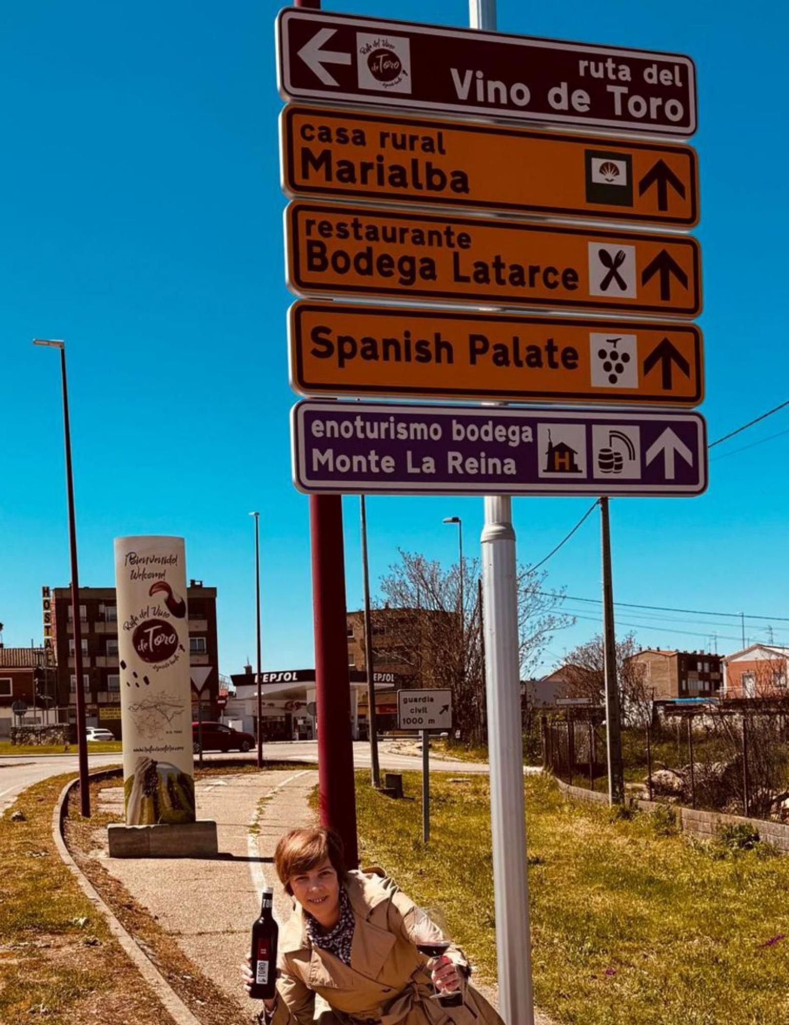 La presidenta de la Ruta, Beatriz Fernández, posa junto a nuevas señales. | Cedida