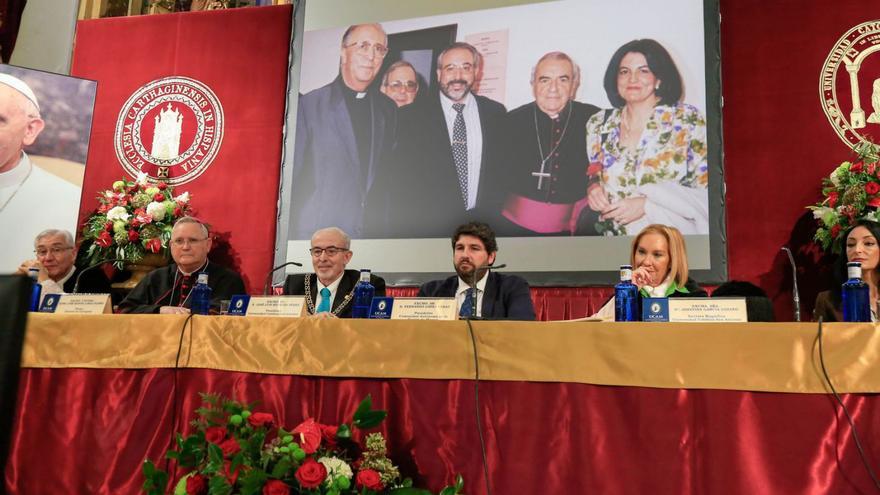 &quot;25 años de actividad académica  y de historia del Amor de Dios&quot;