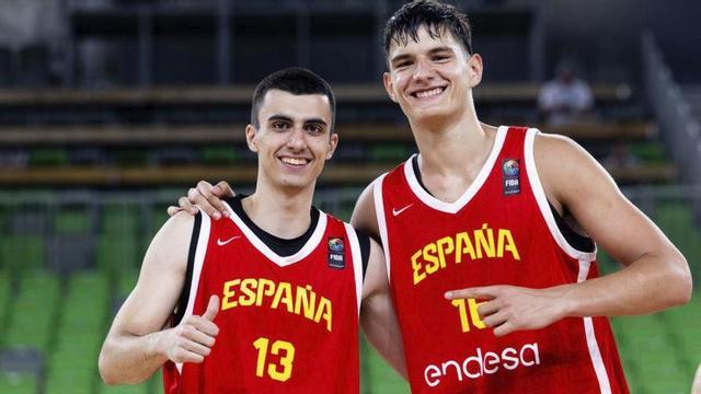 Jorge Arias, a la izquierda, y Andrés Amón, con la española sub-20.  | FEB