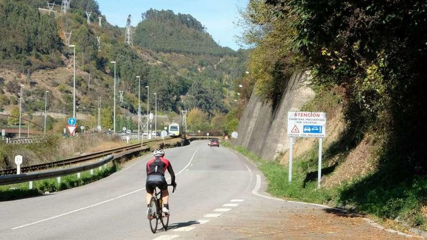 El tramo de la carretera entre Ujo y Figaredo, que precisa una mejora en la iluminación.