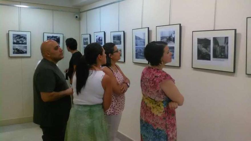 Miembros de la Asociación Cultural A Fiestra en la inauguración de la exposición. // Santos Álvarez