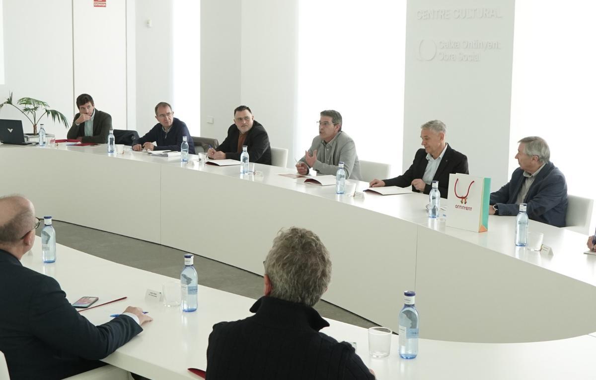 Reunión en Caixa Ontinyent con todos los actores implicados en el proyecto de la Facultad de Veterinaria de Ontinyent