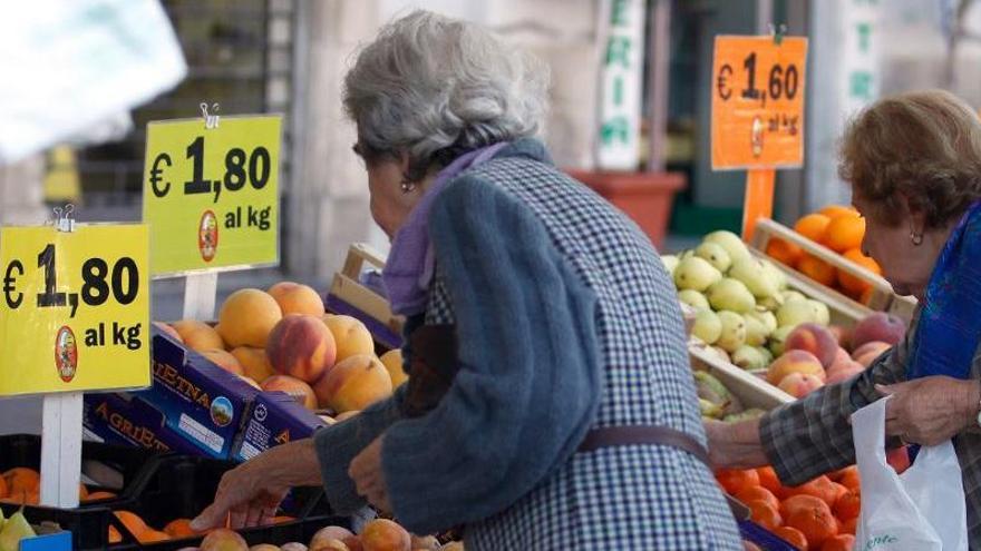 Dues pensionistes en un mercat