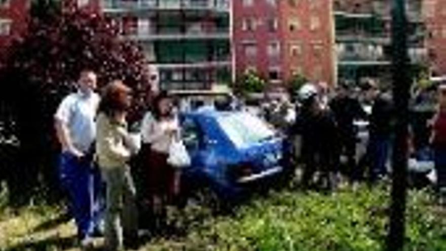 Dos coches chocan al salir del paseo Fluvial