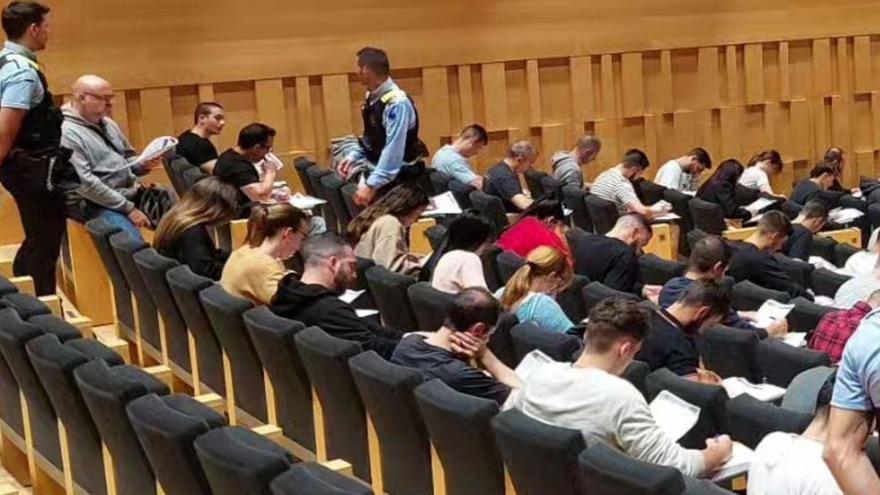 Un moment de l’examen de cultura general i tèoric d’aquest dimarts, a l’Auditori- Palau de Congressos. | POLICIA MUNICIPAL DE GIRONA