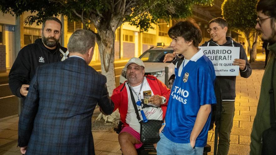 Aficionados del Tenerife por fuera del Hotel Escuela