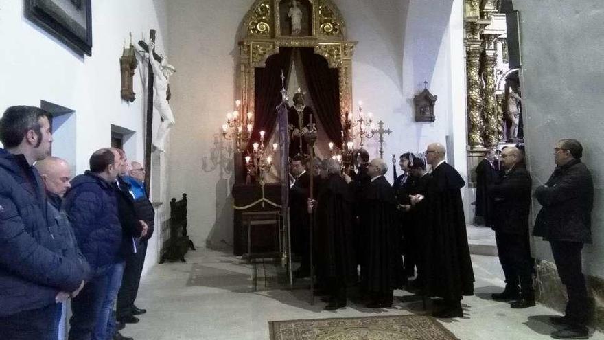 Jesús Nazareno revive el vía crucis y el besamanos