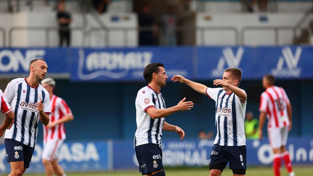 Los jugadores del Avilés celebran un gol en pretemporada