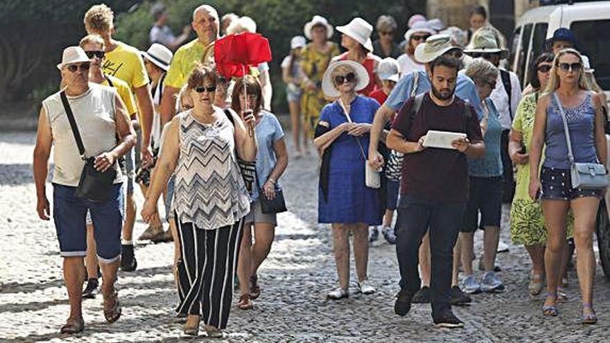 Turistes durant la jornada d&#039;ahir, a Girona.